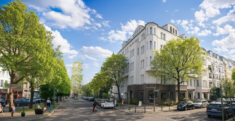 Berliner S-Bahn fährt an einem Wohngebäude vorbei