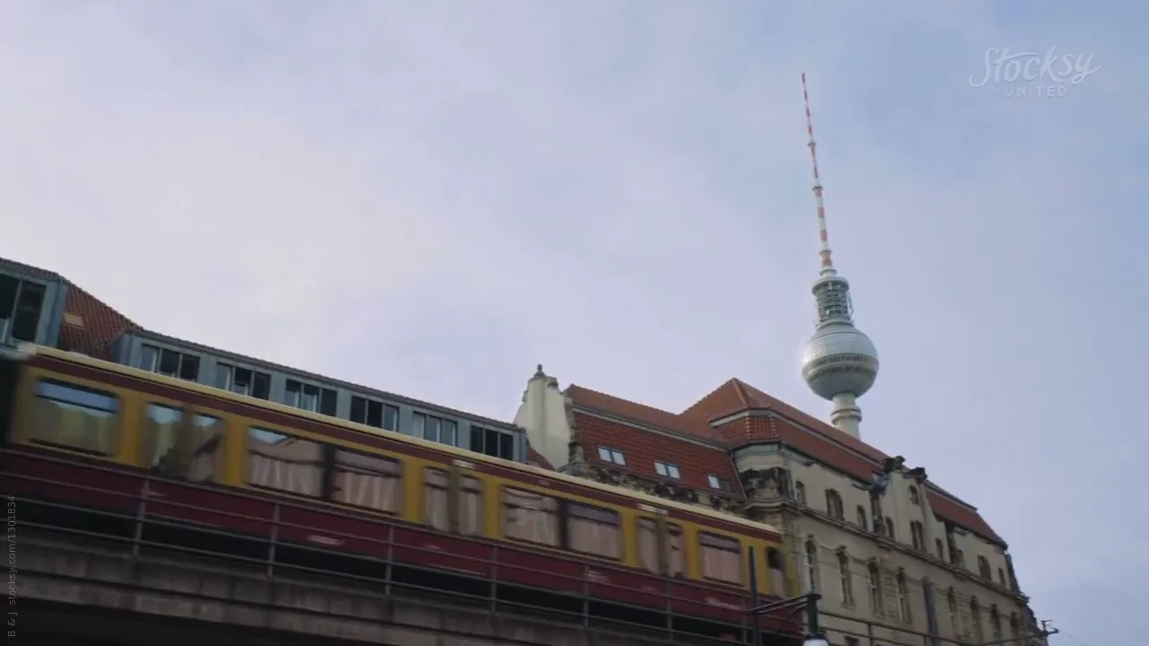 Berliner S-Bahn fährt an einem Wohngebäude vorbei