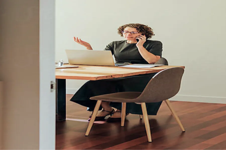 Anwalt im Gespräch mit einem Mandanten