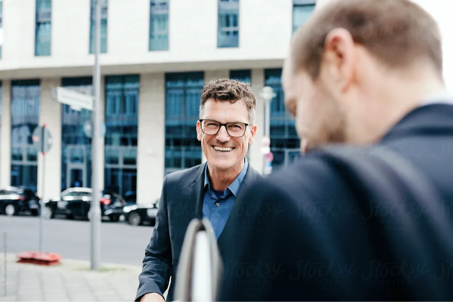 Anwalt im Gespräch mit einem Mandanten