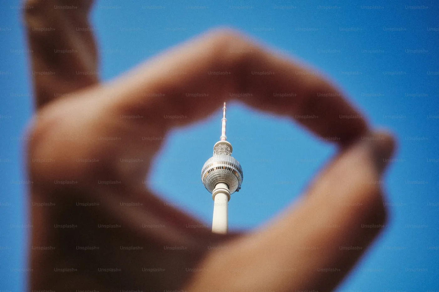 Hand formt einen Rahmen um den Berliner Fernsehturm